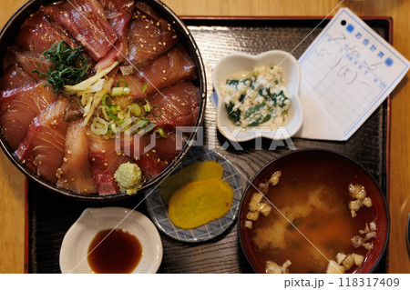 鰤の漬丼（青森県） 118317409