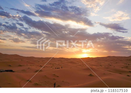 夕日が沈む砂漠の大地 夕日が沈む砂漠の大地 118317510