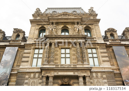 ルーブル美術館の趣のある建物の外観 ルーブル美術館の趣のある建物の外観 118317534