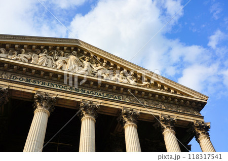 フランスにある博物館の入口の上 118317541