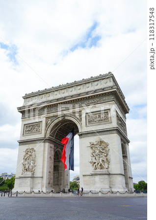 パリにある大きな門で有名な凱旋門 118317548