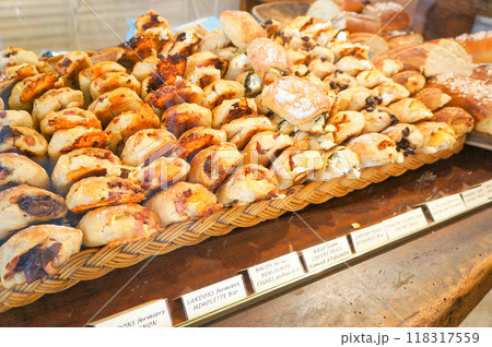 パン屋さんに陳列されているたくさんの商品 118317559