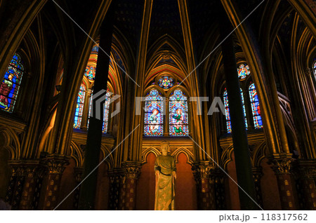 薄暗くも鮮やかに輝くステングラスの窓 118317562