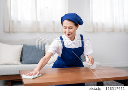 青色のエプロンを付けた白いポロシャツのシニアのハウスキーパー（男女、夫婦、独立、引退後） 118317651