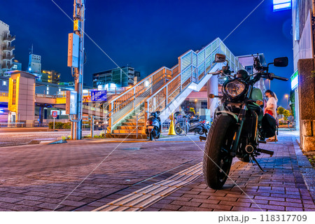 夜の東京に駐車してあるアメリカンバイク 夜の東京に駐車してあるアメリカンバイク 118317709