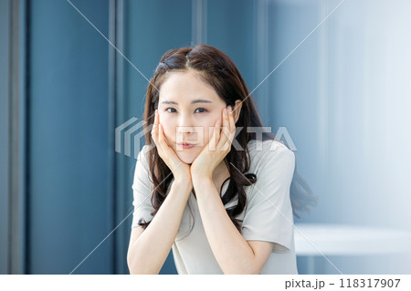 頬杖をつく女性 118317907