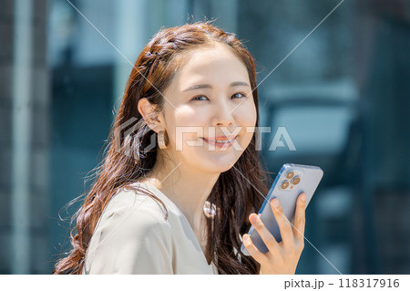 スマホを見る女性 スマホを見る女性 118317916