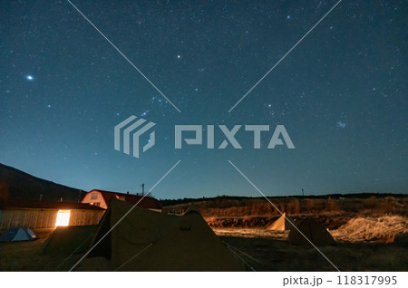 キャンプ場の夜の風景 118317995