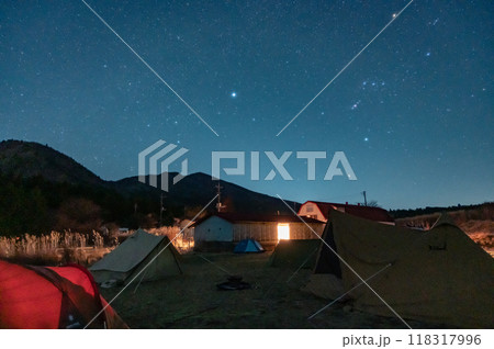 キャンプ場の夜の風景 118317996