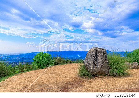 奈良若草山初秋の夕景 鶯塚古墳後円部にある「鶯陵」の石碑① 奈良若草山初秋の夕景 鶯塚古墳後円部にある「鶯陵」の石碑① 118318144