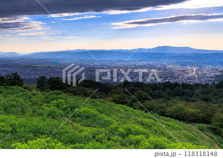 奈良若草山初秋の夕景　遠景　雲間から奈良の中心街だけを照らす太陽と奈良盆地 118318148
