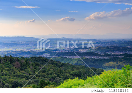 奈良若草山初秋の夕景　木津川市上空に浮かぶ積雲と夕空 118318152