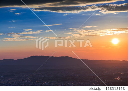 奈良若草山初秋の夕景　生駒山ろくへ沈んで行く夕日②　 118318168