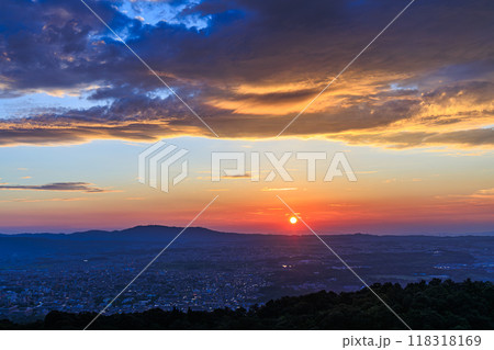 奈良若草山初秋の夕景 生駒山ろくへ沈んで行く夕日と大空の黄金雲① 奈良若草山初秋の夕景 生駒山ろくへ沈んで行く夕日と大空の黄金雲① 118318169