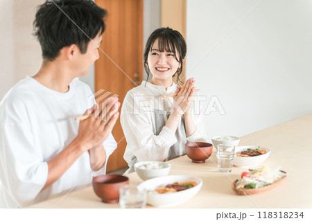家で食事をする夫婦・カップル(自炊・いただきます) 家で食事をする夫婦・カップル(自炊・いただきます) 118318234