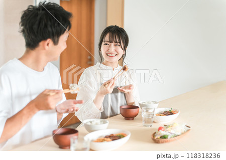 家で食事をする夫婦・カップル（自炊） 118318236