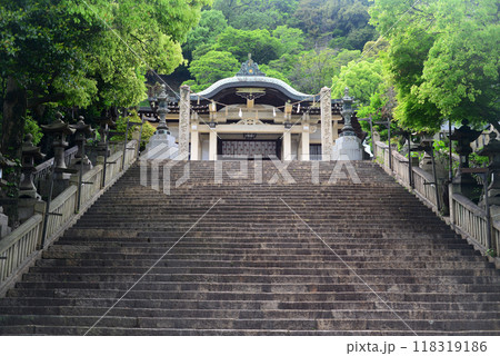 鞆の浦沼名前神社拝殿前の石階段-1 118319186