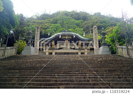 鞆の浦沼名前神社拝殿前の石階段-2 118319224