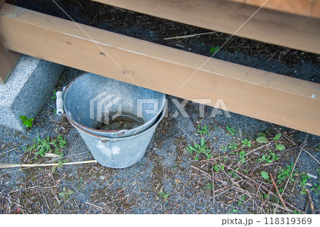 屋外に置かれたバケツ 屋外に置かれたバケツ 118319369