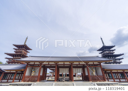 壮大なスケールの奈良薬師寺の風景　西塔・中門・東塔 118319401