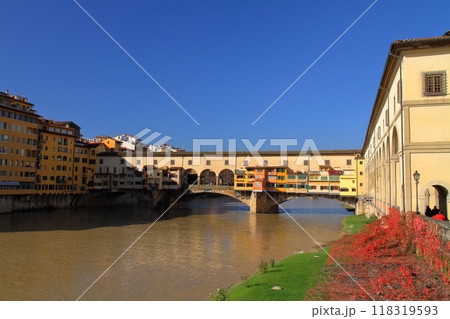 南ヨーロッパのイタリア共和国トスカーナ州フィレンツェ歴史地区 アルノ川にかかる世界遺産ヴェッキオ橋 南ヨーロッパのイタリア共和国トスカーナ州フィレンツェ歴史地区 アルノ川にかかる世界遺産ヴェッキオ橋 118319593