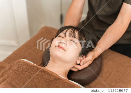 ヘッドマッサージ・ヘッドスパ・頭皮マッサージ・スカルプケア・小顔矯正をする女性と整体師・セラピスト 118319677