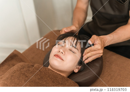 ヘッドマッサージ・ヘッドスパ・頭皮マッサージ・スカルプケア・小顔矯正をする女性と整体師・セラピスト ヘッドマッサージ・ヘッドスパ・頭皮マッサージ・スカルプケア・小顔矯正をする女性と整体師・セラピスト 118319703