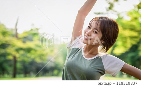 公園でストレッチをしている若い女性。 118319837