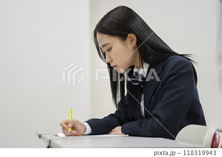 勉強する女子高校生の横顔 撮影協力:有明教育芸術短期大学 勉強する女子高校生の横顔 撮影協力:有明教育芸術短期大学 118319943