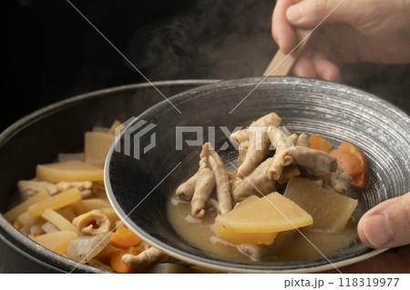 もつ煮　モツ煮込みを盛り付ける 118319977