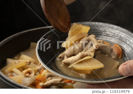 もつ煮　モツ煮込みを盛り付ける 118319979