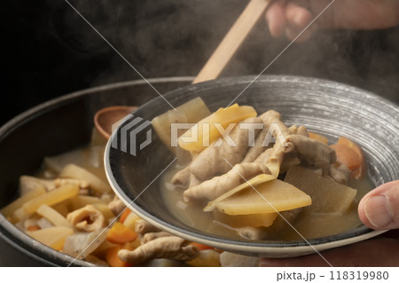 もつ煮　モツ煮込みを盛り付ける 118319980