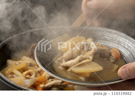 もつ煮　モツ煮込みを盛り付ける 118319982
