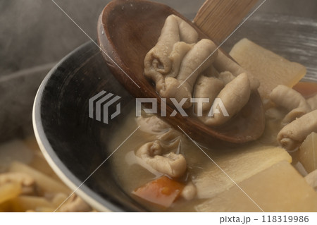 もつ煮　モツ煮込みを盛り付ける 118319986