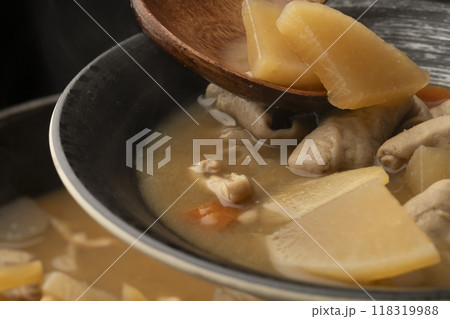 もつ煮　モツ煮込みを盛り付ける 118319988