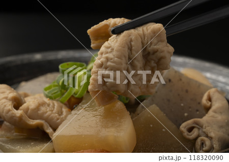 もつ煮 箸で持ち上げる もつ煮 箸で持ち上げる 118320090