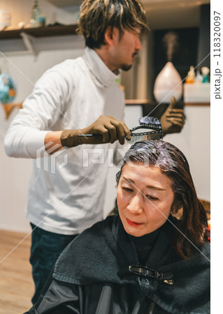 美容室でグレイカラーをする50代大人女性 118320097