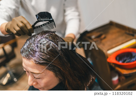 美容室でグレイカラーをする50代大人女性 118320102