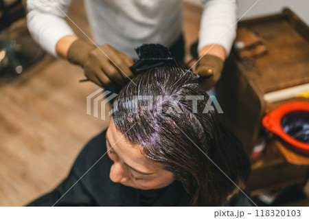 美容院でグレイカラーをする50代大人女性 118320103
