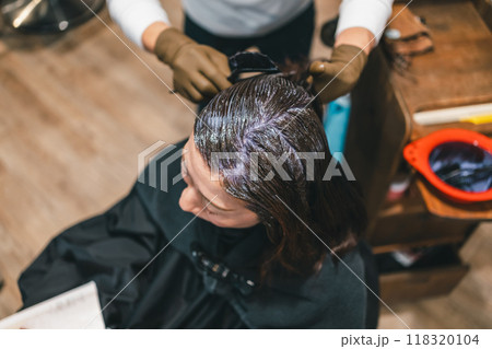 美容院でグレイカラーをする50代大人女性 118320104