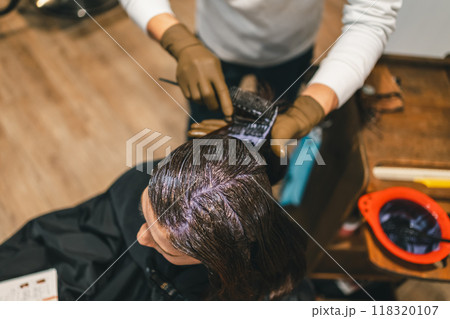 美容室でヘアカラーをする50代大人女性 118320107