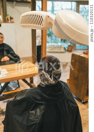 美容院のグレイカラーの放置時間 118320131