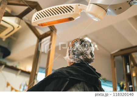 美容院のヘアカラーの放置時間 118320140