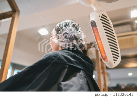 美容院のグレイカラーの放置時間 118320143