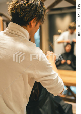 男性美容師 118320149