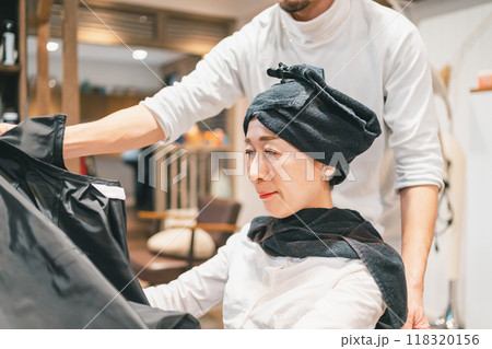 50代大人女性のカラークロスを外す美容師 118320156