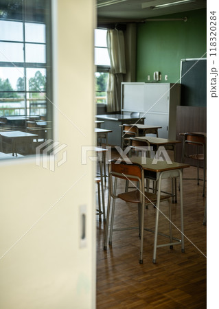 学校の教室 118320284