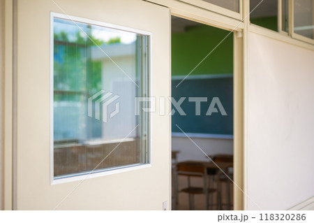 学校の教室 学校の教室 118320286