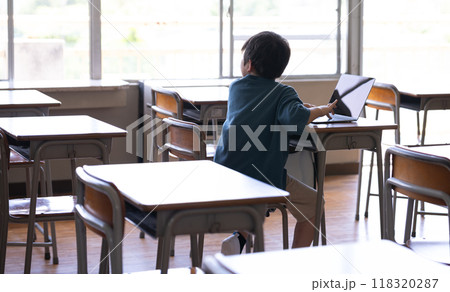 パソコン学習をする子供 パソコン学習をする子供 118320287
