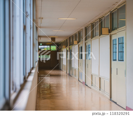 学校の廊下 118320291